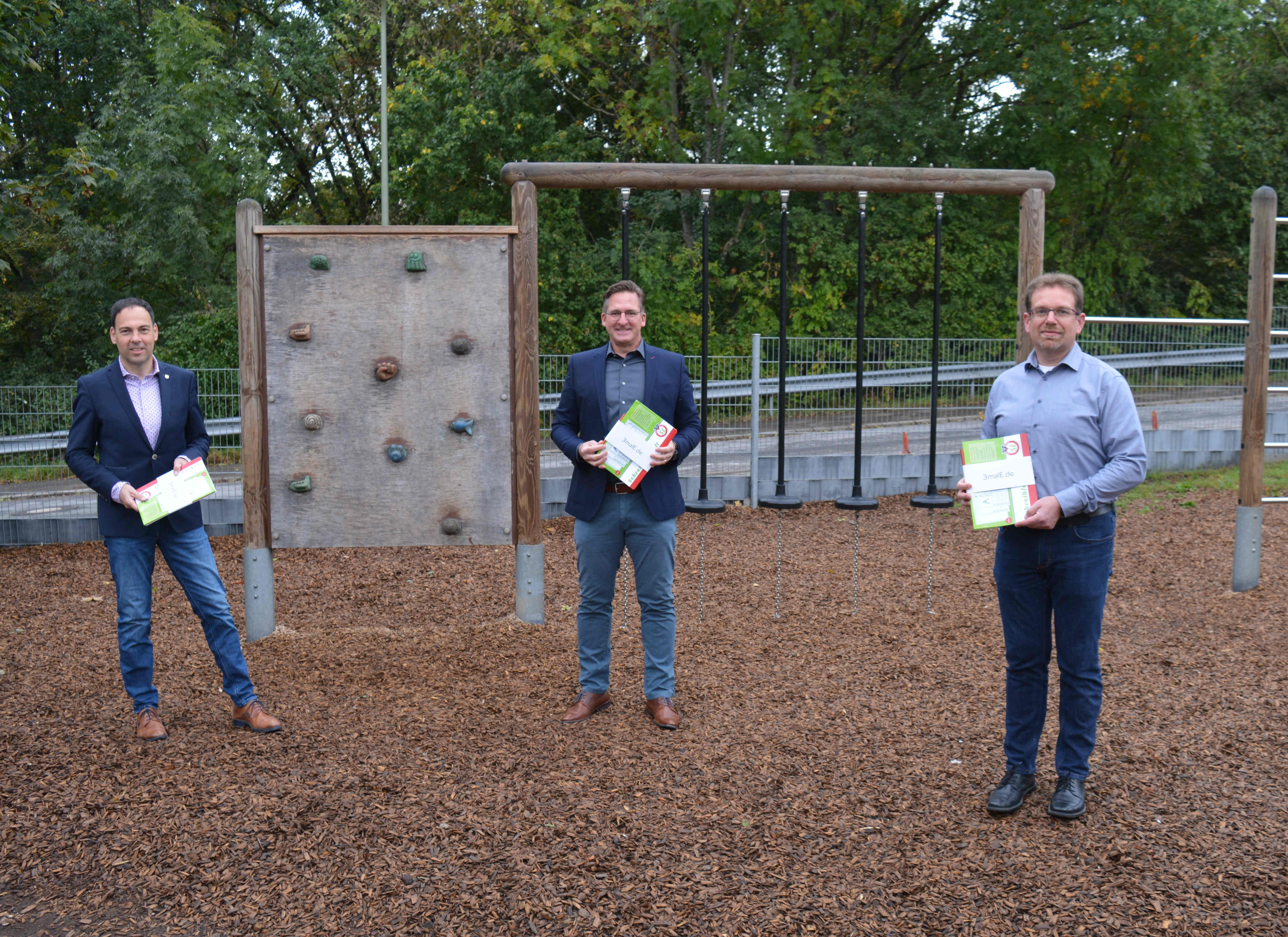 The children from the St. Nikolaus primary school in Konz were delighted with the Westenergie exercise book packs: Guido Wacht, Michael Arens and Alexander Kalmar. The children from the St. Nikolaus primary school in Konz were delighted with the Westenergie exercise book packs: Guido Wacht, Michael Arens and Alexander Kalmar.