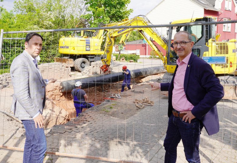 Mayor Joachim Weber and the first councilor of the VG, Guido Wacht, were on site in the Brückenstraße when the culvert was transported towards the borehole on Thursday afternoon.