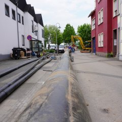 Ce ponceau de 200 mètres de long a été posé sur toute la longueur de la route du pont et alimentera à l'avenir la mairie et le bâtiment administratif en chaleur et en électricité durables à partir de la station d'épuration de Saarmündung.