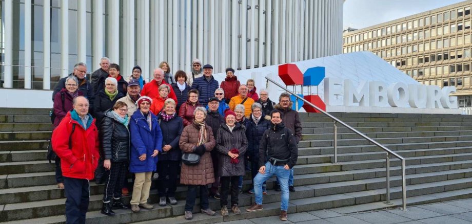 La photo montre les participants devant la Philharmonie de Luxembourg.