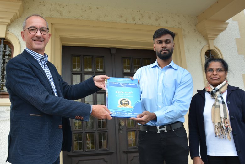 Van links naar rechts: burgemeester Joachim Weber, rector Piraveenan Kathiraveautham en plaatsvervangend directrice Vathsaladevi Kathiraveautham