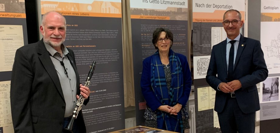 Foto: (van links naar rechts) muzikant Helmut Eisel, curator Dr. Pascale Eberhard en burgemeester Joachim Weber