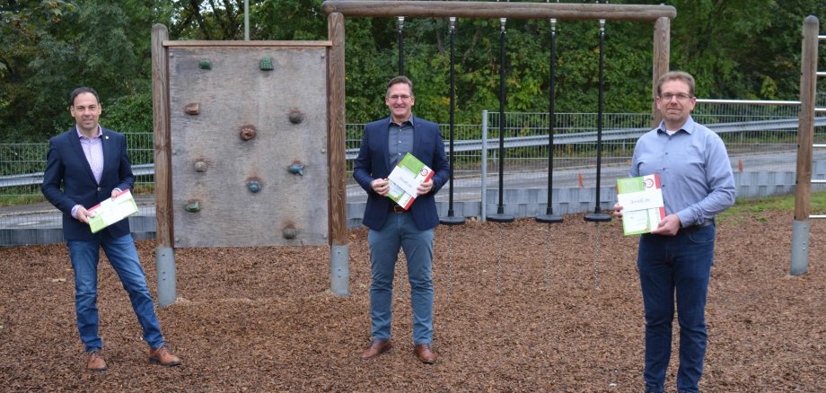 De kinderen van de basisschool St. Nikolaus in Konz waren dolblij met de Westenergie schriftenpakketten: Guido Wacht, Michael Arens en Alexander Kalmar.