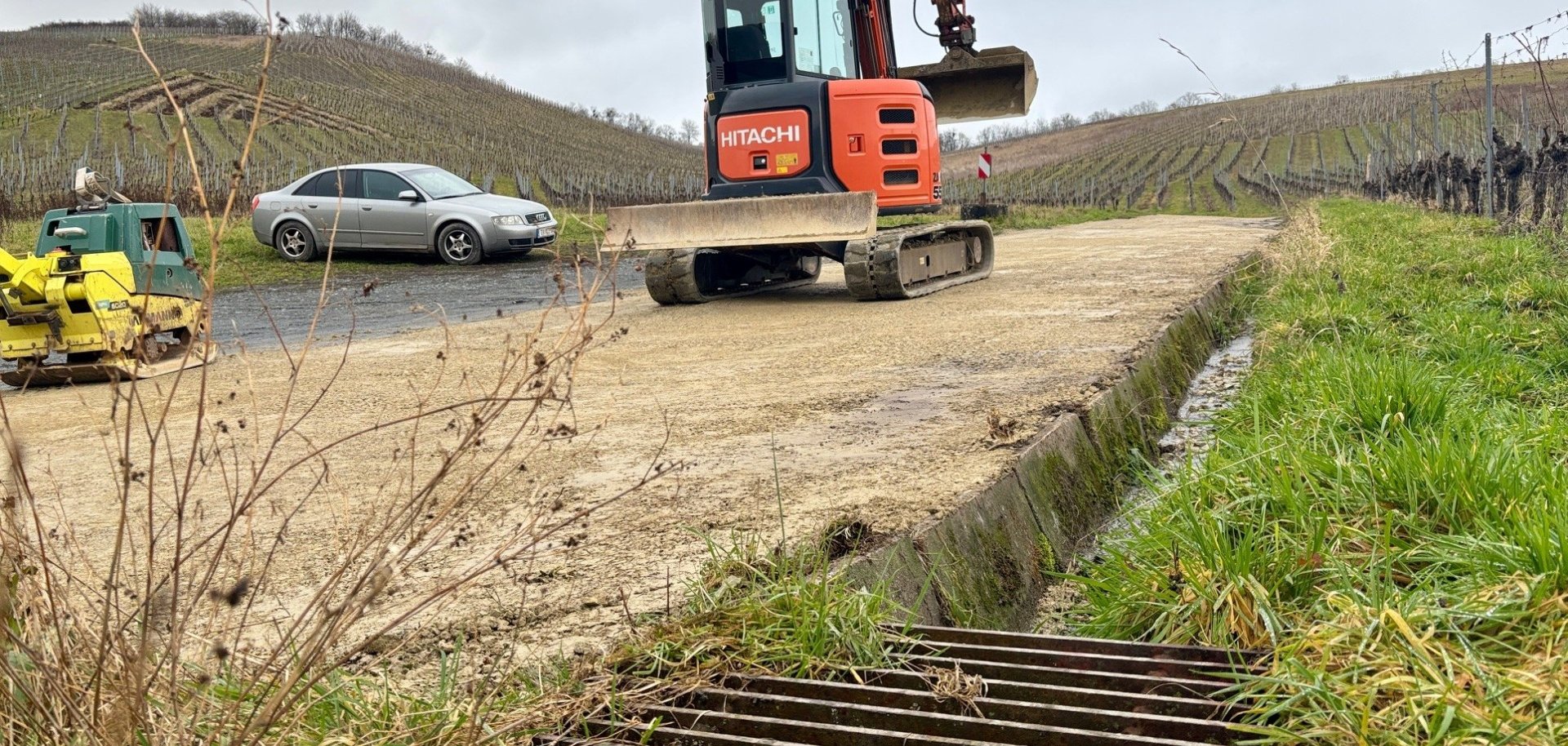 Graafmachine bij de inlaatconstructie in het kleine dal