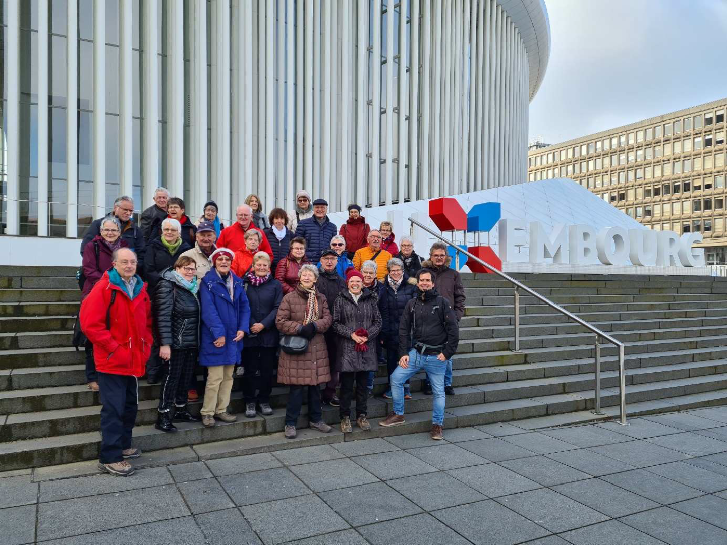 De foto toont de deelnemers voor de Philharmonie in Luxemburg.