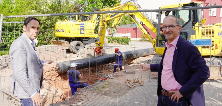 Belediye Başkanı Joachim Weber ve VG'nin ilk meclis üyesi Guido Wacht, menfez Perşembe öğleden sonra sondaj kuyusuna taşınırken Brückenstraße'deydi.