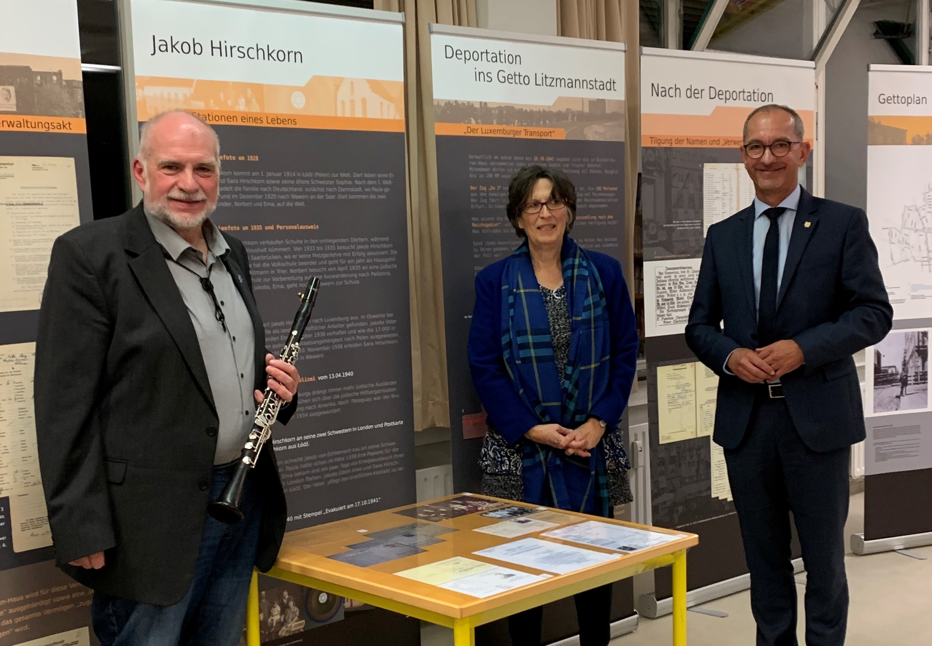 (v.l.n.r.) Musiker Helmut Eisel, Kuratorin Dr. Pascale Eberhard und Bürgermeister Joachim Weber Foto: (v.l.n.r.) Musiker Helmut Eisel, Kuratorin Dr. Pascale Eberhard und Bürgermeister Joachim Weber