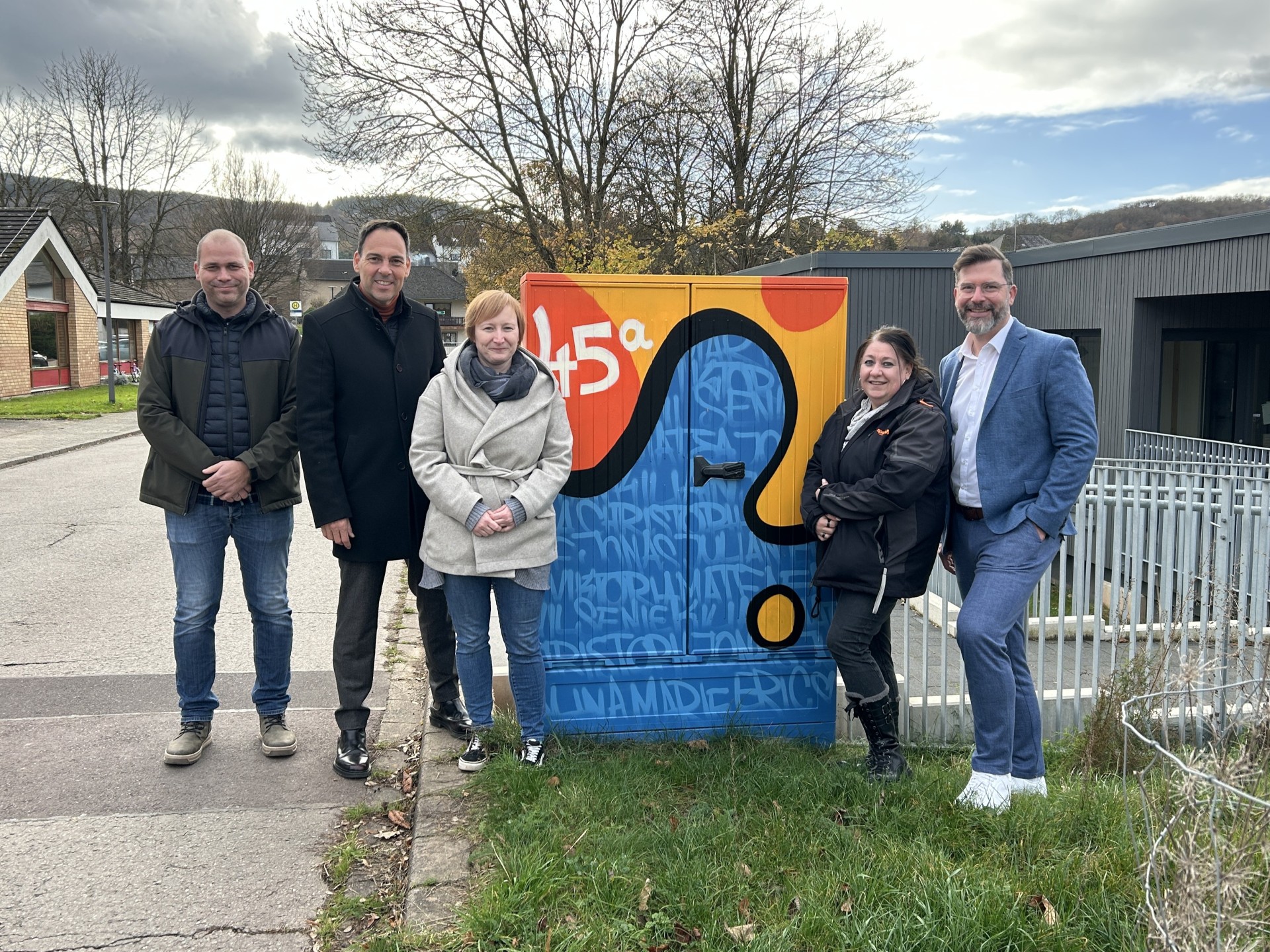 Gemeinsame Begutachtung des neuen Kunstwerks