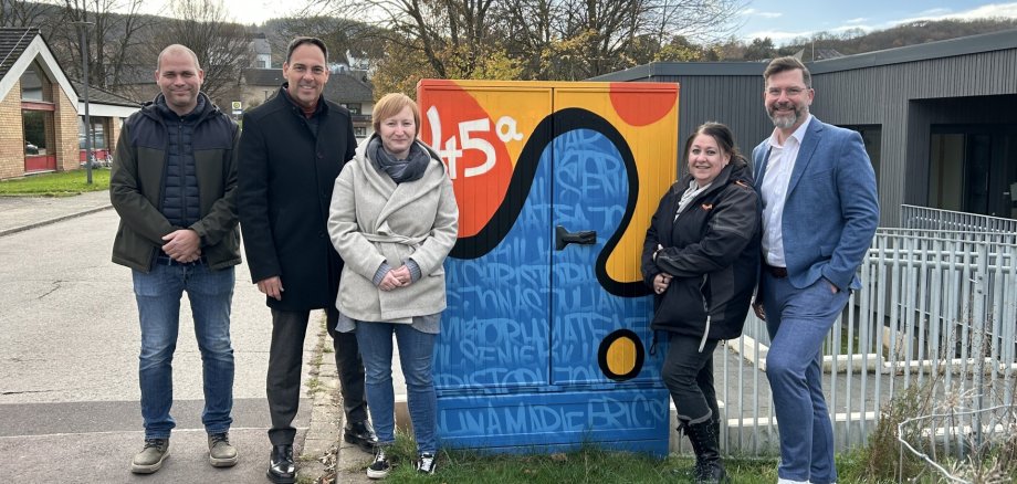 Gemeinsame Begutachtung des neuen Kunstwerks Gemeinsame Begutachtung des neuen Kunstwerks