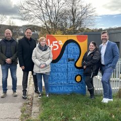 Gemeinsame Begutachtung des neuen Kunstwerks