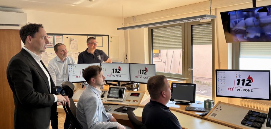 Neue Technik in der Feuerwehreinsatzzentrale Neue Technik in der Feuerwehreinsatzzentrale