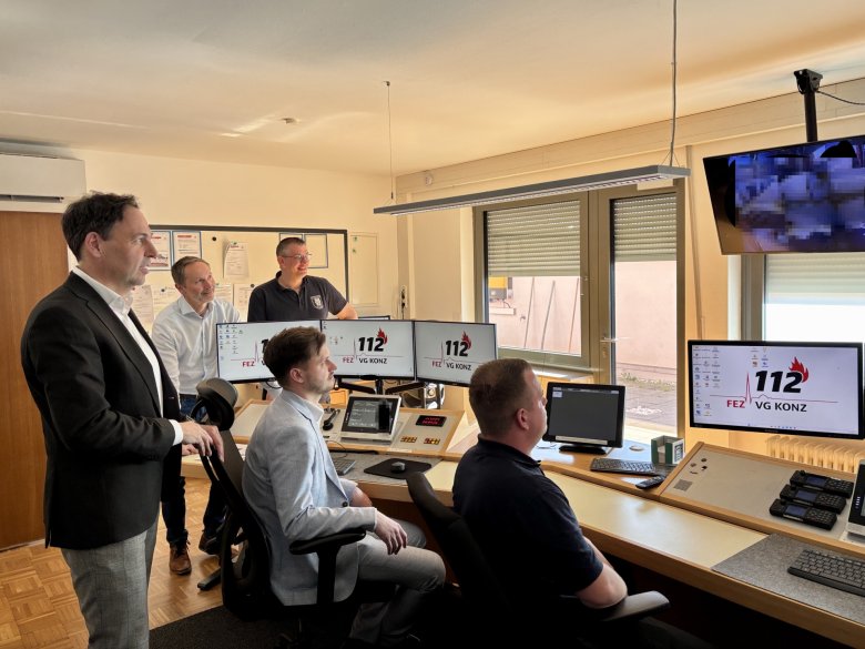 Neue Technik in der Feuerwehreinsatzzentrale