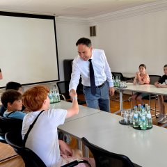 Der Konzer Bürgermeister Guido Wacht gratuliert dem Wuselkusen-Bürgermeister zur Wahl. Der Konzer Bürgermeister Guido Wacht gratuliert dem Wuselkusen-Bürgermeister zur Wahl.